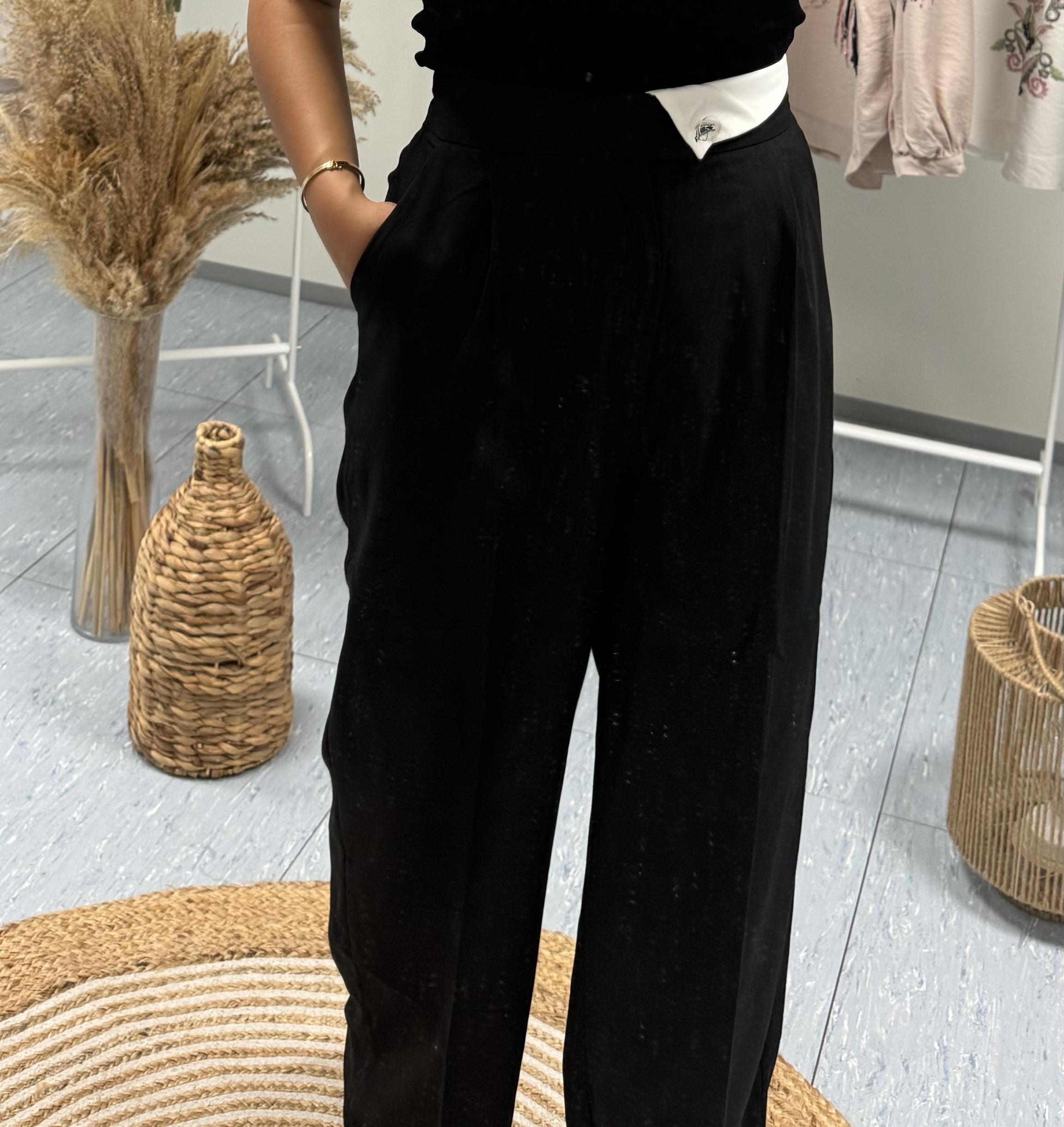 Pantalon noir détails blanc – Image 2