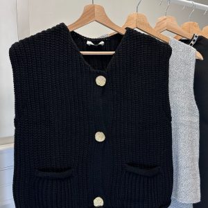 Gilet en maille sans manche à boutons dorés